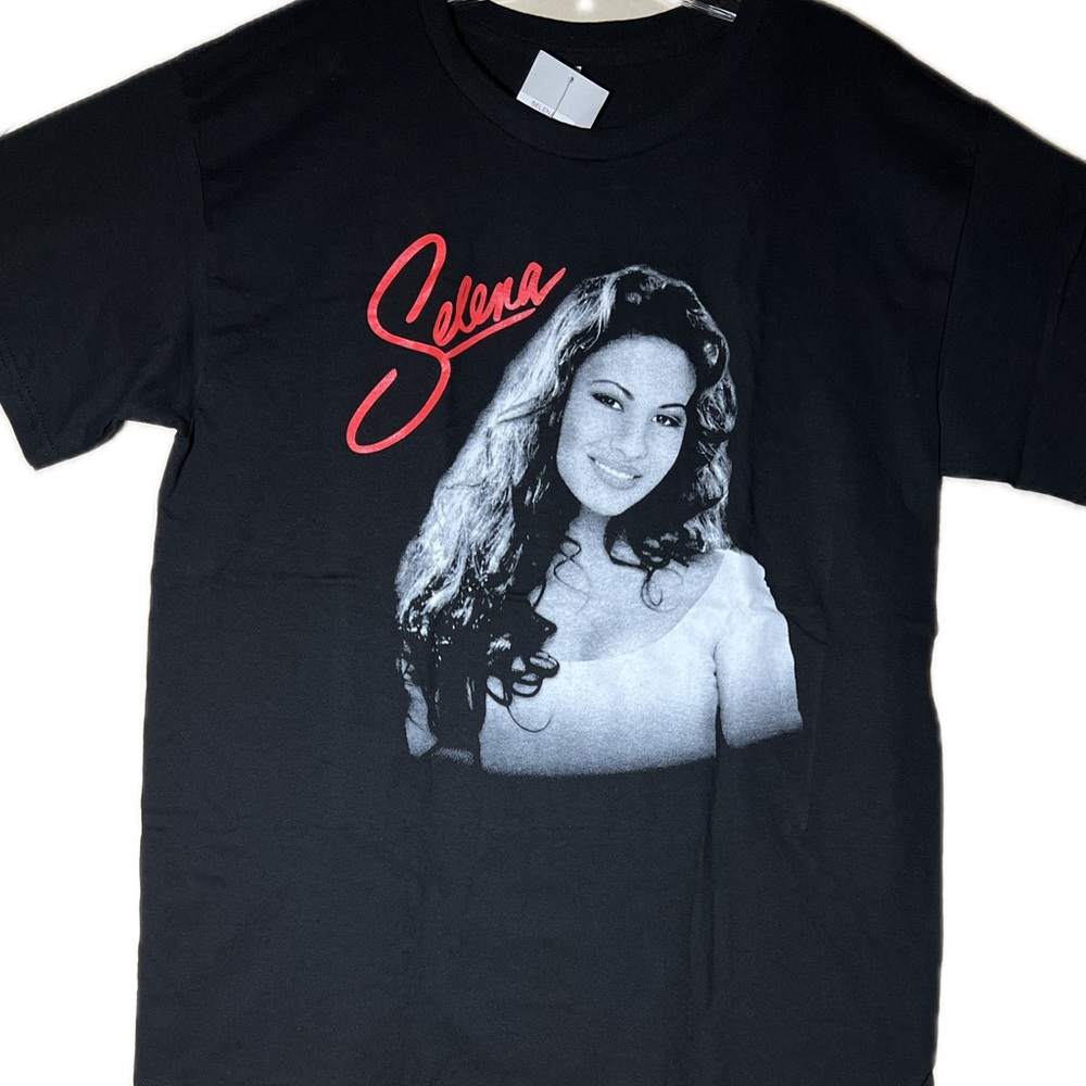 Selena Tee